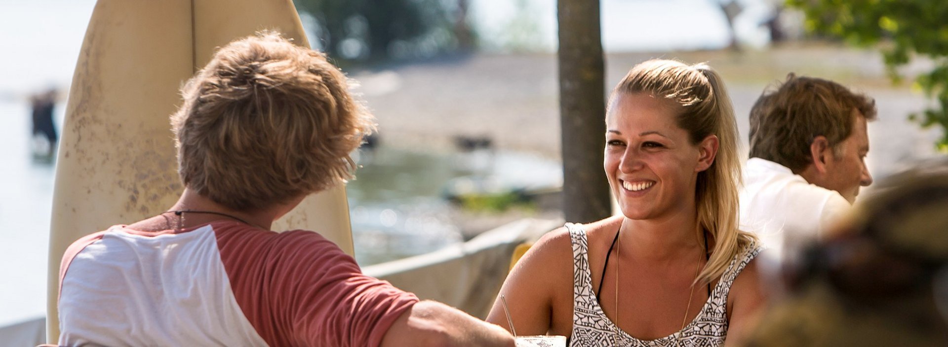 Mann und Frau in einem Café am See