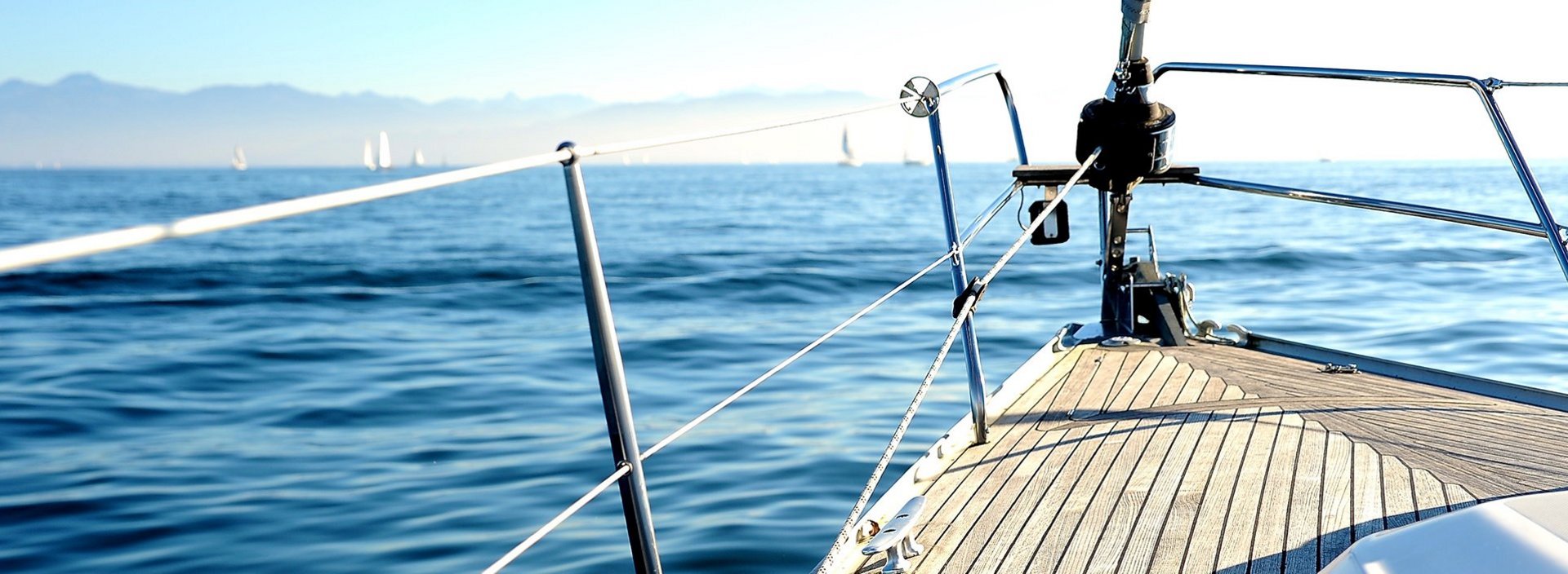Bug eines Segelbootes auf dem Bodensee
